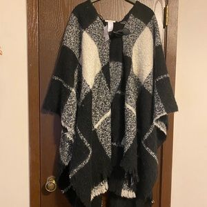 Maurices plaid shawl NWT